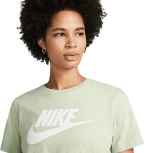 Nike Women’s Short Sleeve T-Shirt